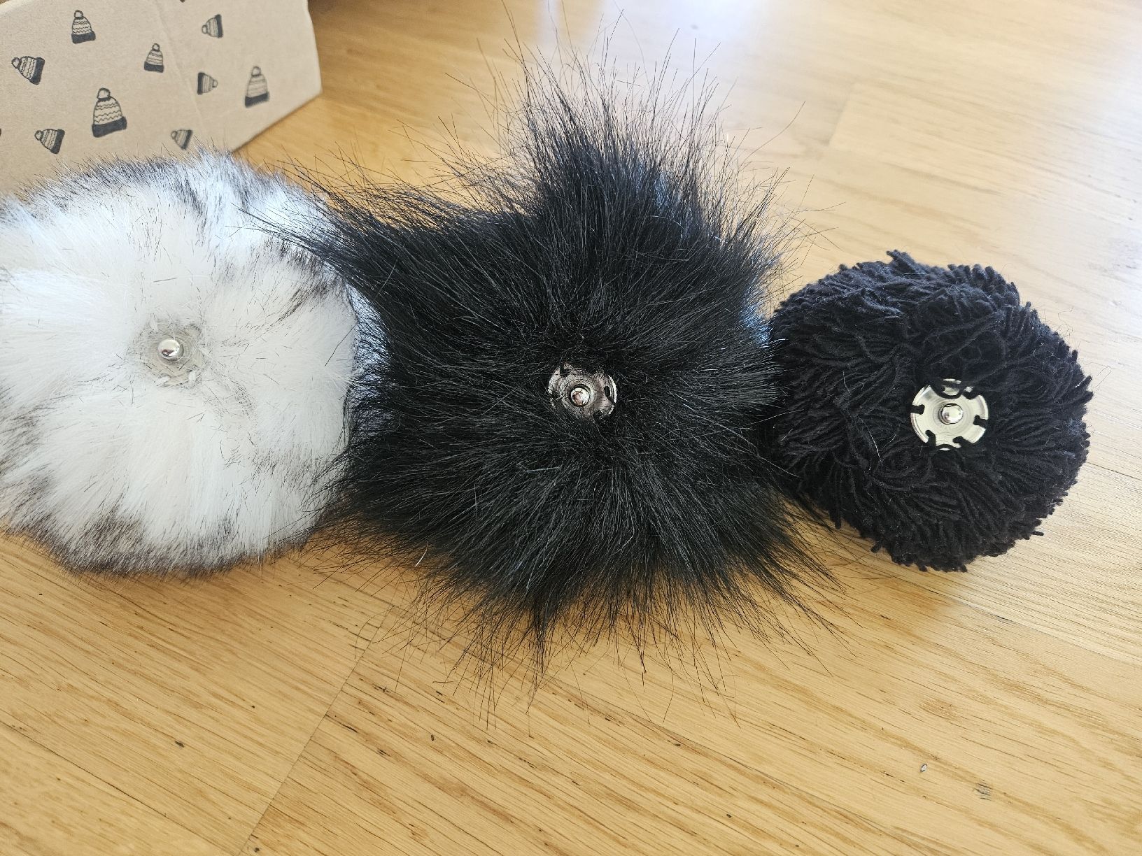 Copricapi, berretti & cappellini: Bonnet Beanie Bear noir avec trois pompons interchangeables – Nuovo e nell'imballaggio originale da Morges venduto da Mlle_Croft_91 4