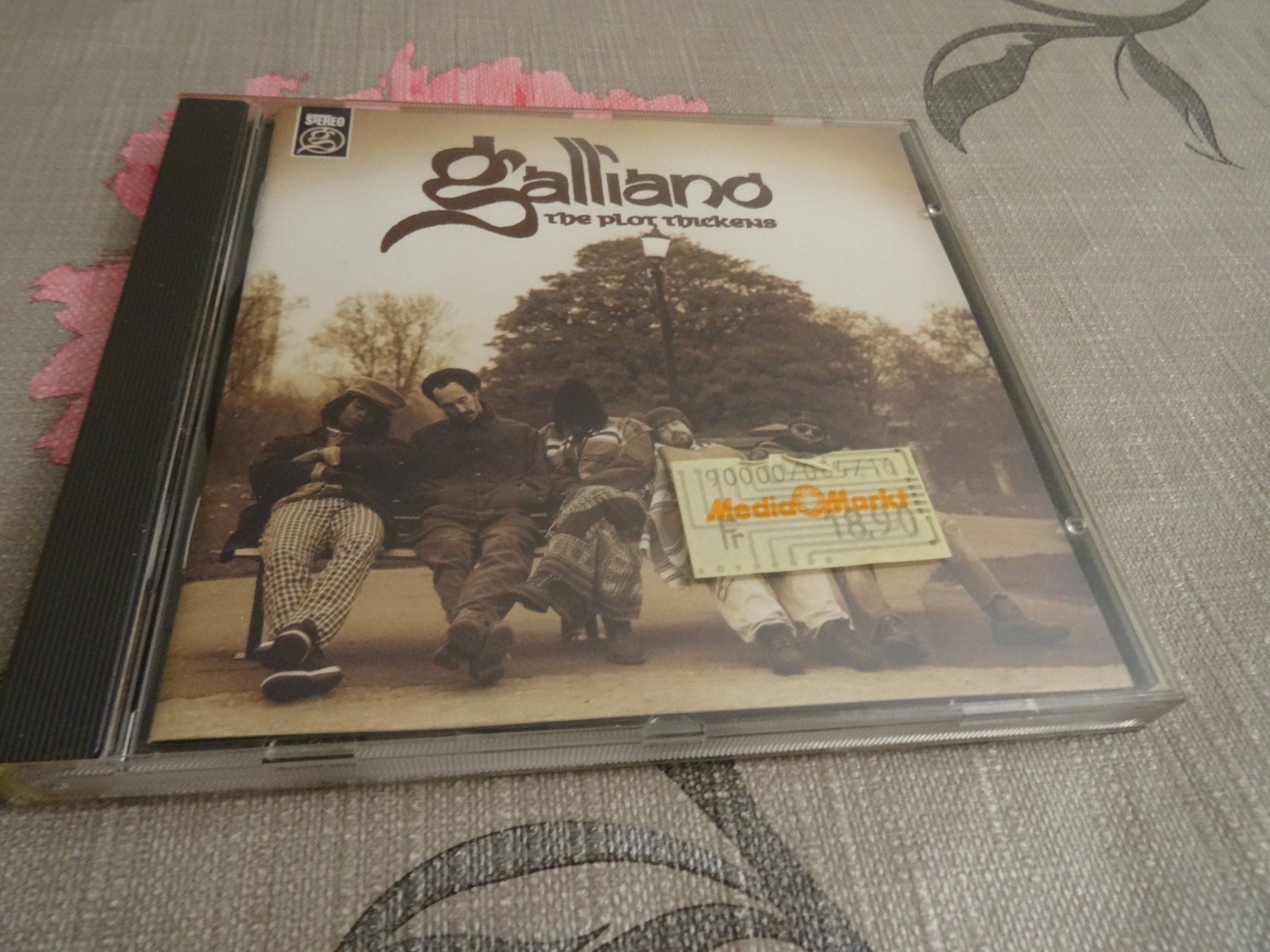 CD: Galliano - The Plot Thickens CD Album – Usato da Olten venduto da Disc-Ausverkauf
