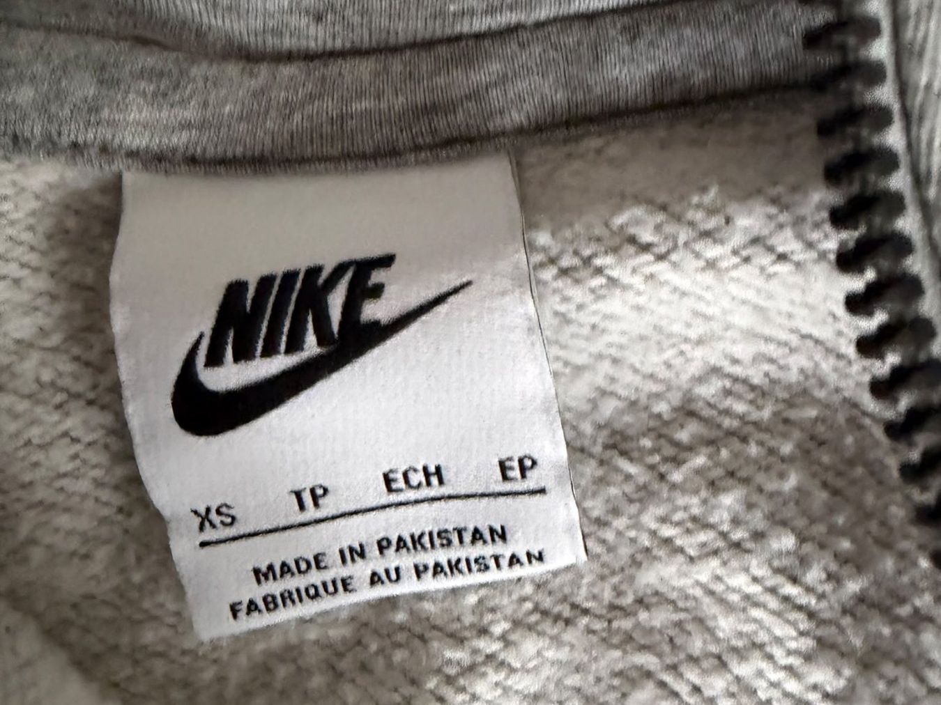 Nike Jacken: Kapuzenjacke Nike hellgrau – Gebraucht aus Bern von Hepp 2