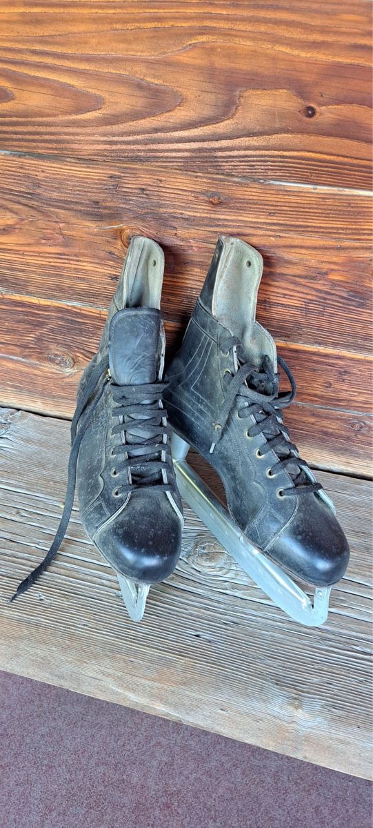 Patins à glace: Antike Schlittschuhe, kaum gebraucht – D'occasion à Grindelwald par juliabohren