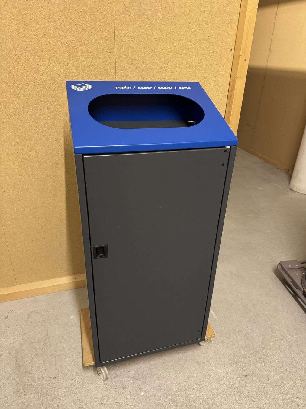 Cestini per rifiuti: Sammelbehälter Papier – Usato da Gränichen venduto da Nimmersatt