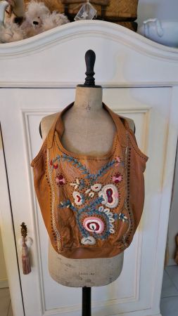 Wunderschöne Ledertasche bestickt von Anokhi