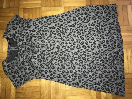 Kleid Grösse 110/116 grau Leomuster - Porto 3.40