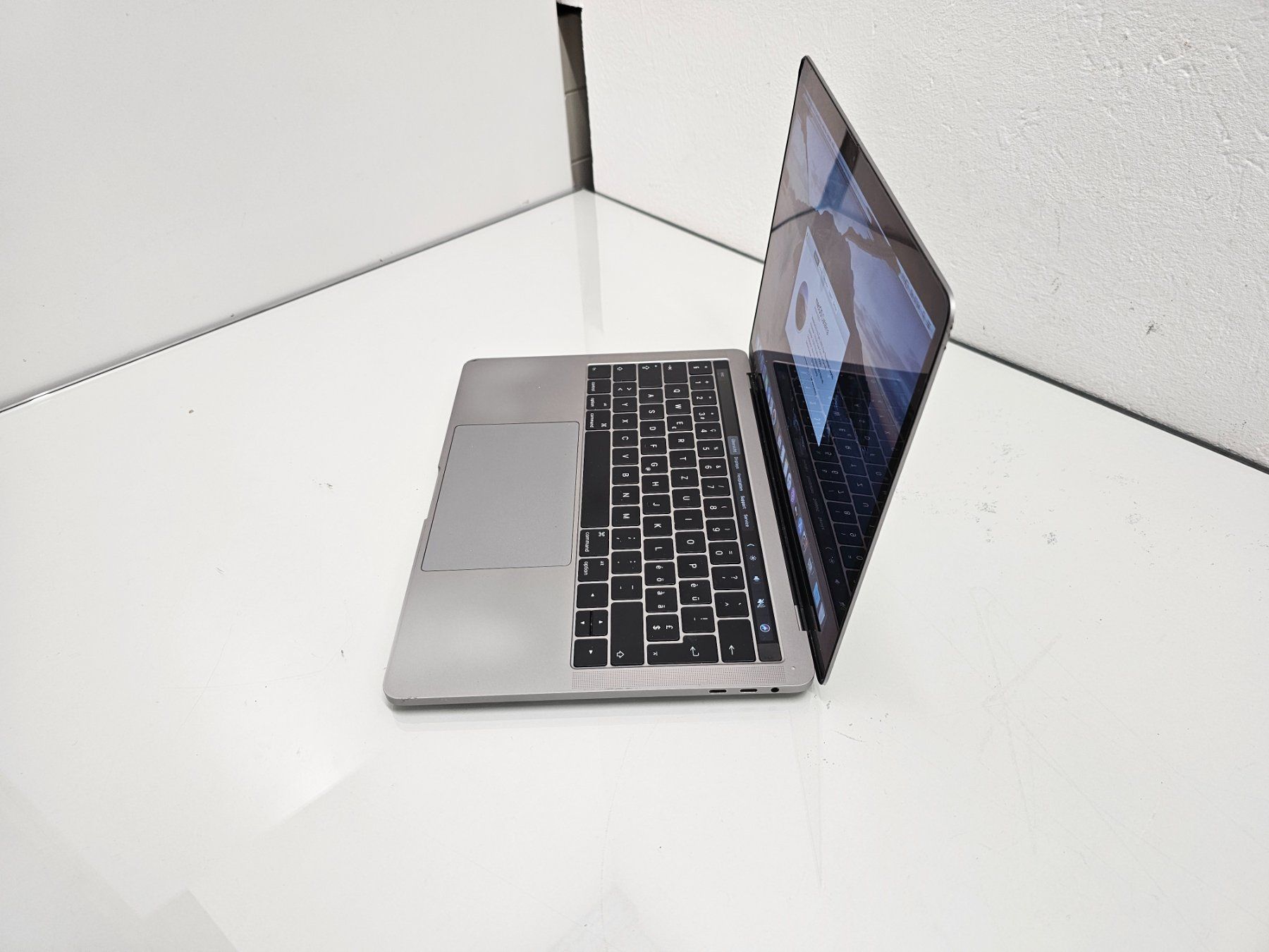 Apple Notebooks: Macbook Pro 2016 mit Defektem Bildschirm – Defekt aus Niederdorf von  2