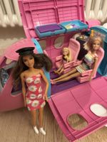Barbie-Flugzeug mit Zubehör + 2 Barbies und 1 Kind