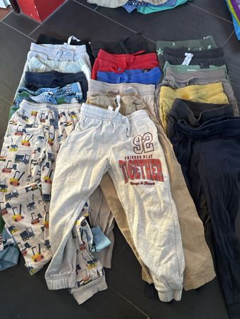 Kinder Hosen Set Grösse 122 bis 128 guter Zustand