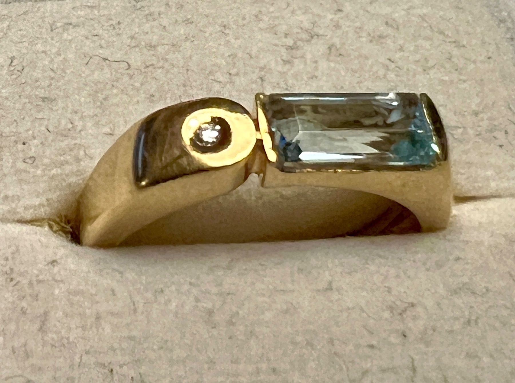 Bagues: Gold-Ring 18 K mit Stein und Diamant – D'occasion à Chur par Penting1935