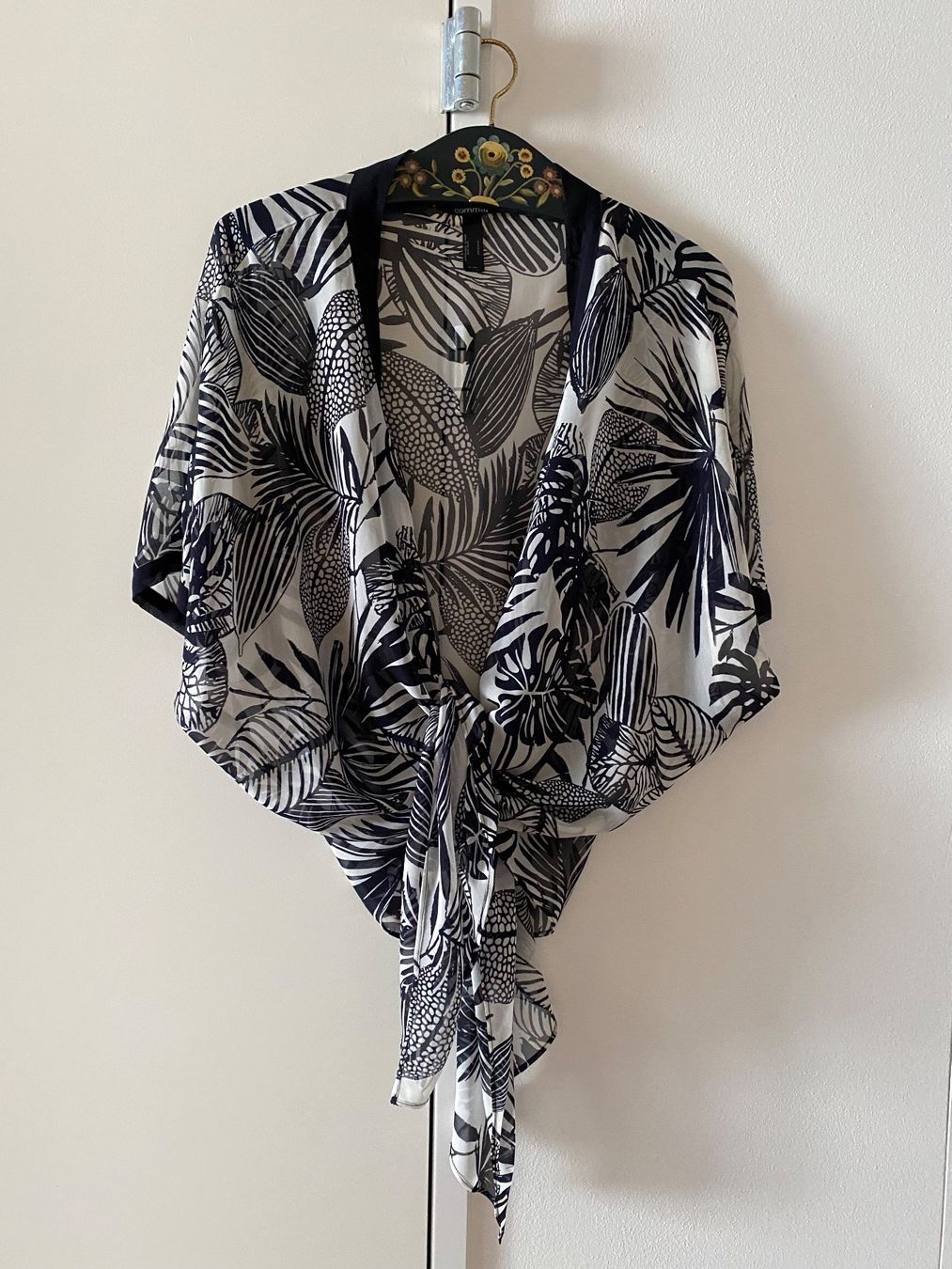 Internationale Kunst: Comma Kimono schwarz/weiss Blumen Print – Neu (gemäss Beschreibung) aus Luzern von Sommer_26 3