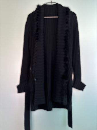 Schwarze Strickjacke mit Pelzbesatz - M/L Winter Must-Have!