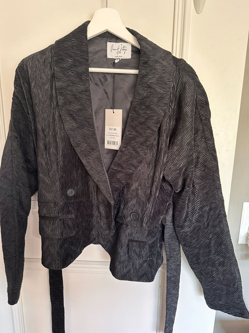 Na-kd Giacche: Schwarzer Strukturblazer (gesmokt) mit Bindelgürtel – Nuovo e nell'imballaggio originale da Oberembrach venduto da Well_Curated