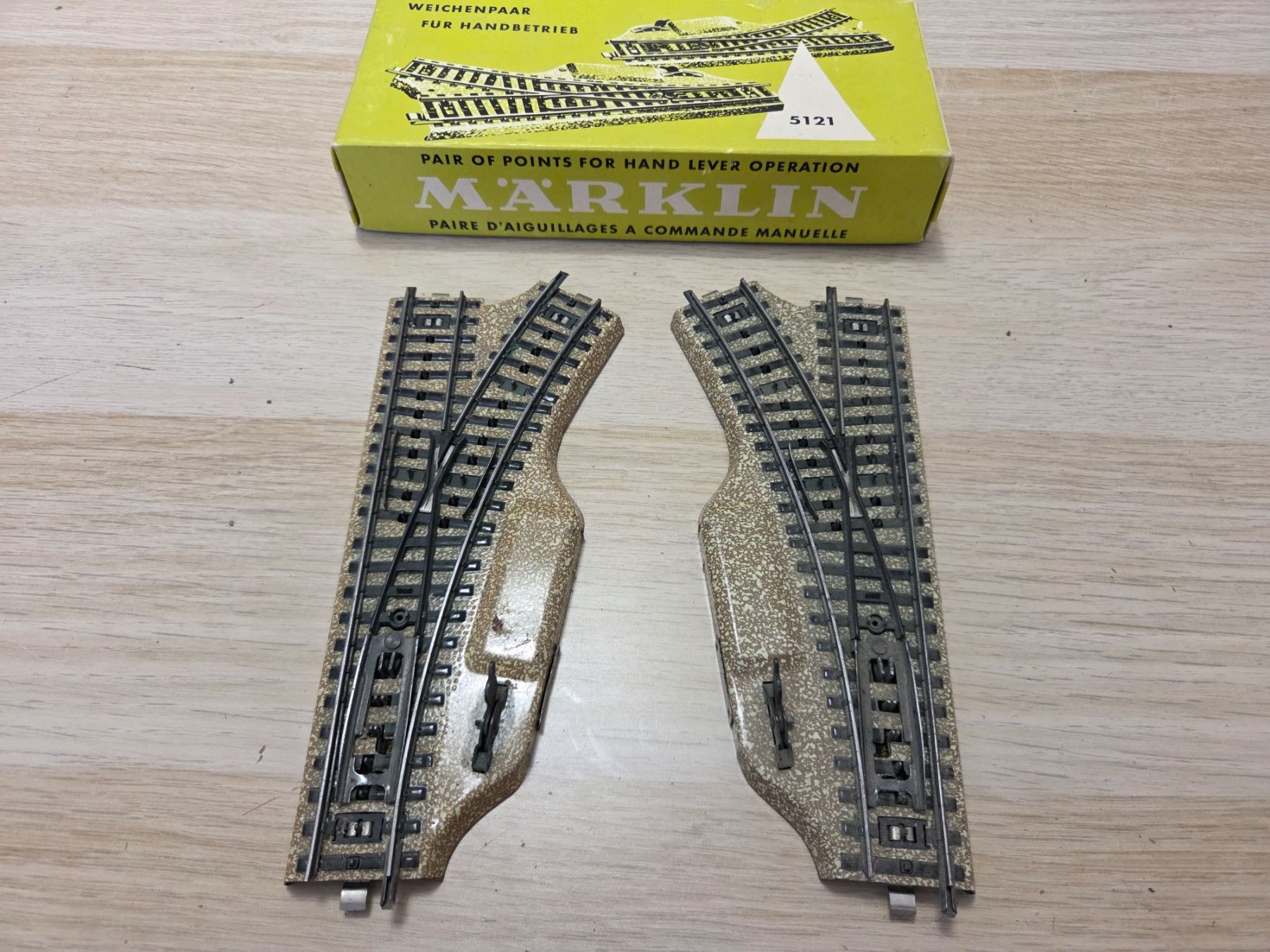 Märklin Modellini di ferrovie: Märklin 5121 Weichenpaar H0 – Usato da St-Aubin-Sauges venduto da Lo_Go 1