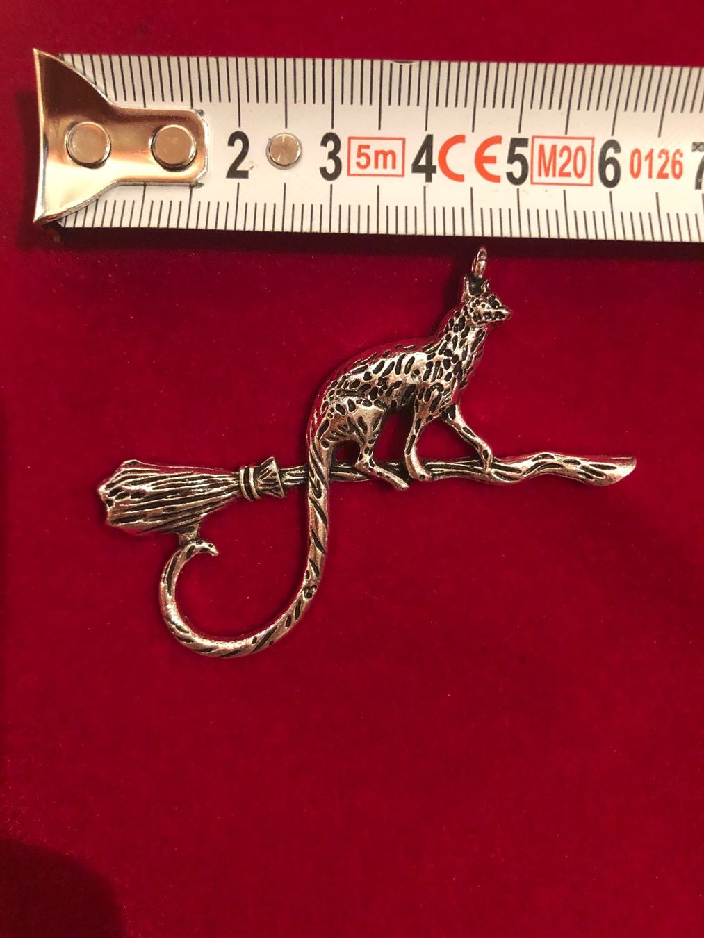 Ciondoli: Amulett/Anhänger Katze auf Besen – Nuovo e nell'imballaggio originale da Gams venduto da Mariawicca 2