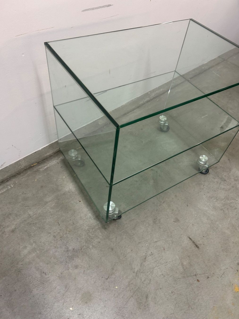 Mobili TV: TV-Möbel aus Glas mit einem Tablar auf Rollen – Usato da Zürich venduto da Levelart 3