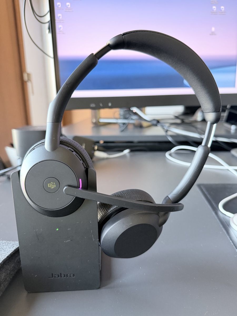 Jabra Casques audio: Neuwertiges Jabra Evolve2 55 + Ladestation – D'occasion à Neukirch (Egnach) par Drughino