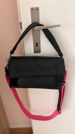 Schwarze Desigual Tasche mit pinkem Gurt, neuwertig!