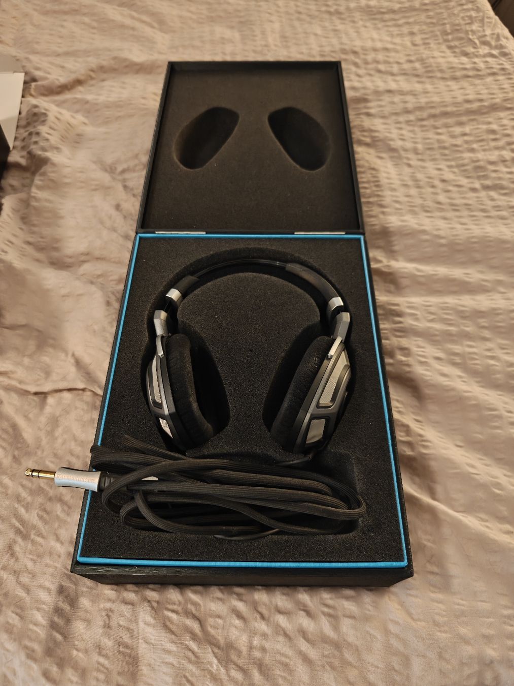 Sennheiser Cuffie: Sennheiser HD 700 – Usato da Zürich venduto da Danny.