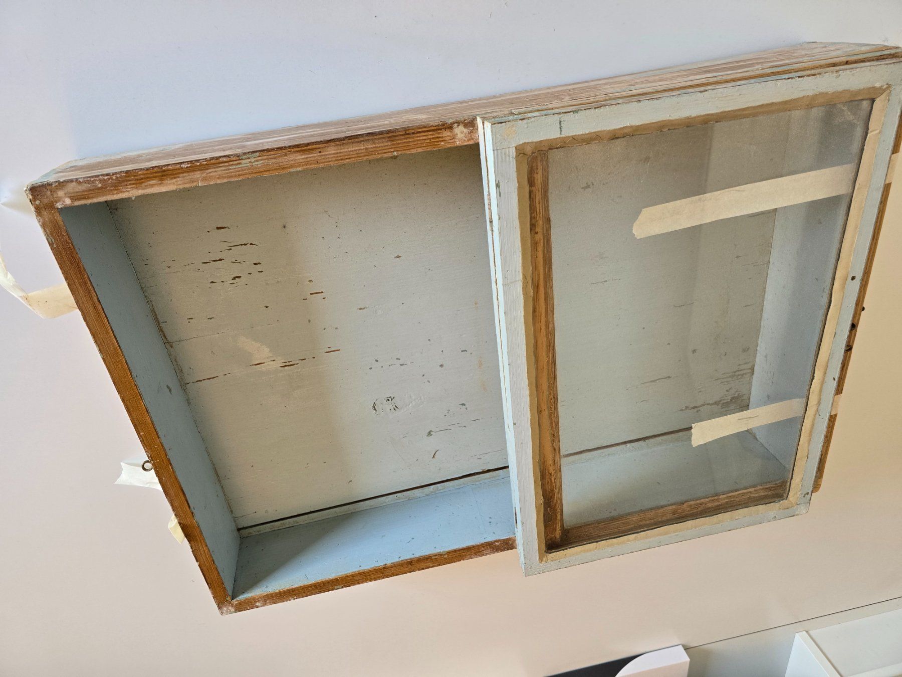 Vetrine: Tisch- oder Hängevitrine, Glasdeckel, H12 / B56 / T44_1antik – Usato da Linden venduto da Rsushi 3