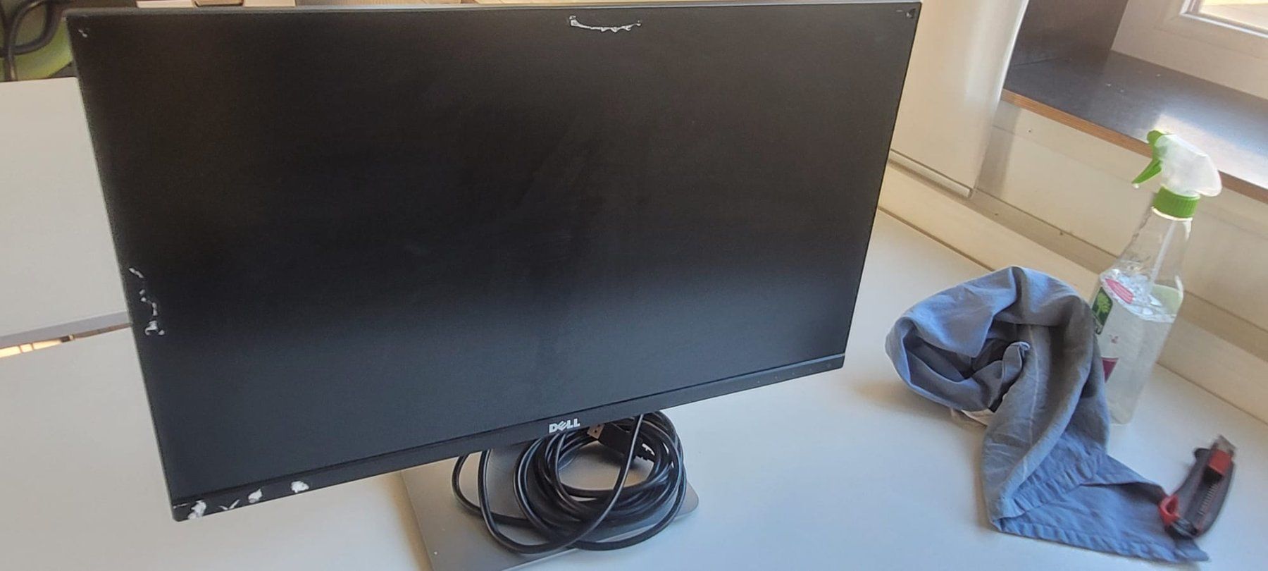 Dell Monitor: Ecran Dell avec cables – Usato da Molondin venduto da johnyc