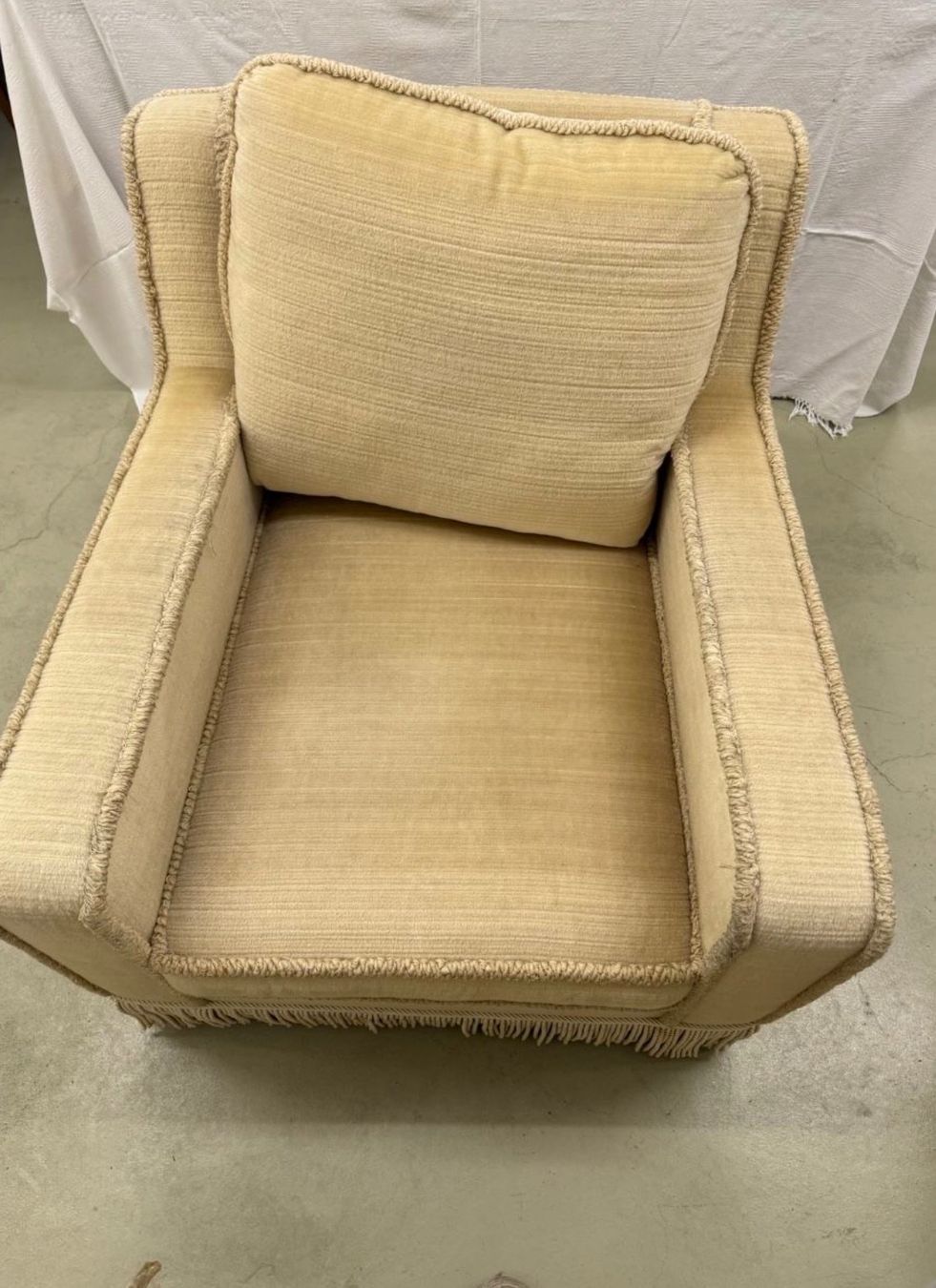 Poltrone: Sessel beige mit Fransen guter Zustand mit Rollen – Usato da Schlieren venduto da EH_Auktion