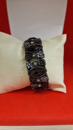 Eleganter Armreif mit schwarzen Steinen, neuwertig!
