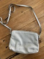 Silberne Schultertasche aus Leder