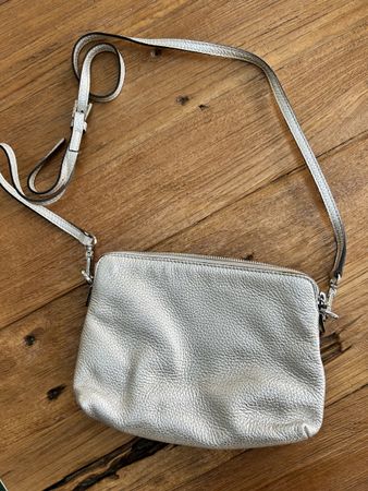 Silberne Schultertasche aus Leder