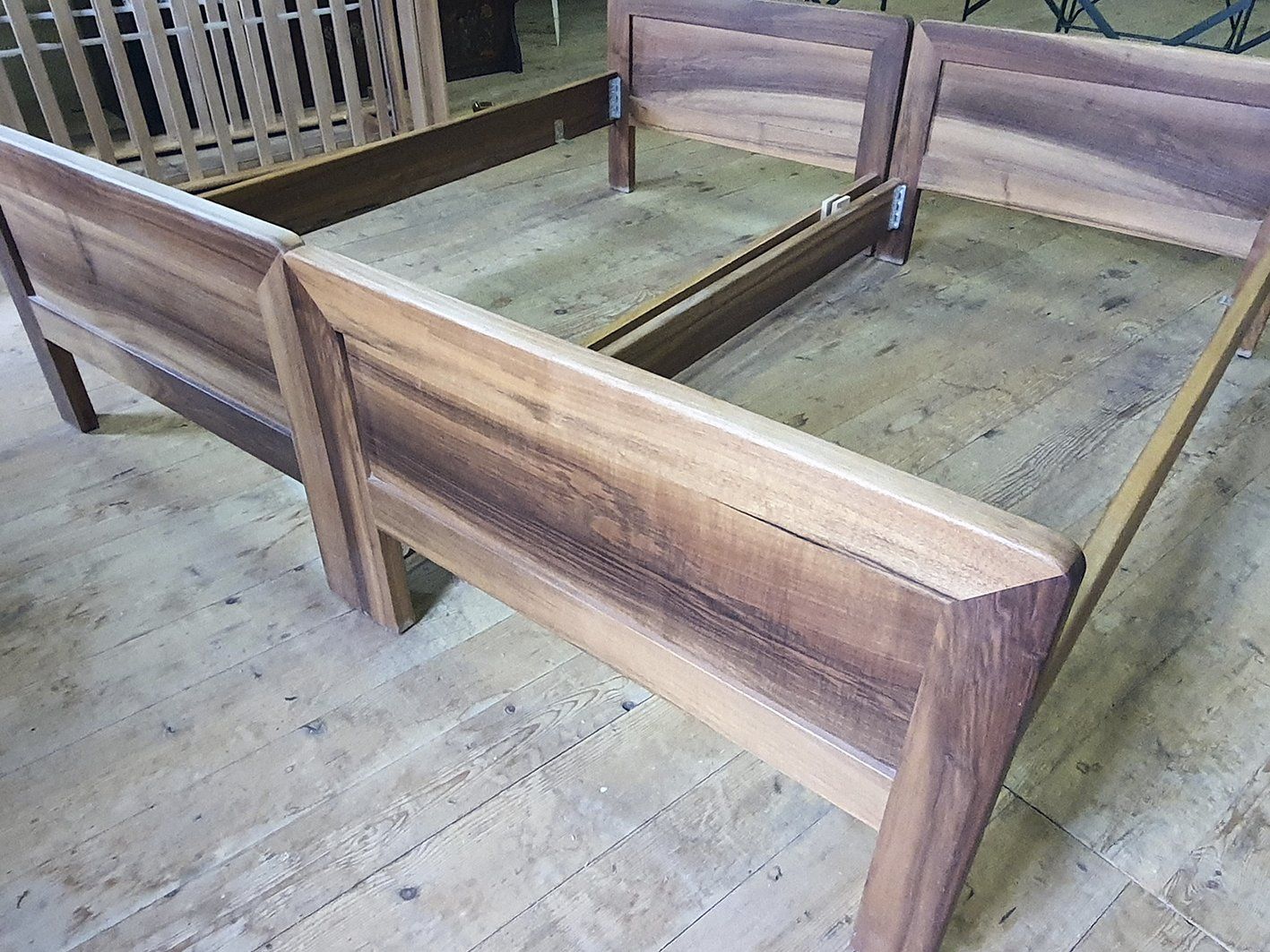 Letti: Doppelbett Nussbaum massiv mit Lattenrost – Usato da Melchnau venduto da Markus885 1