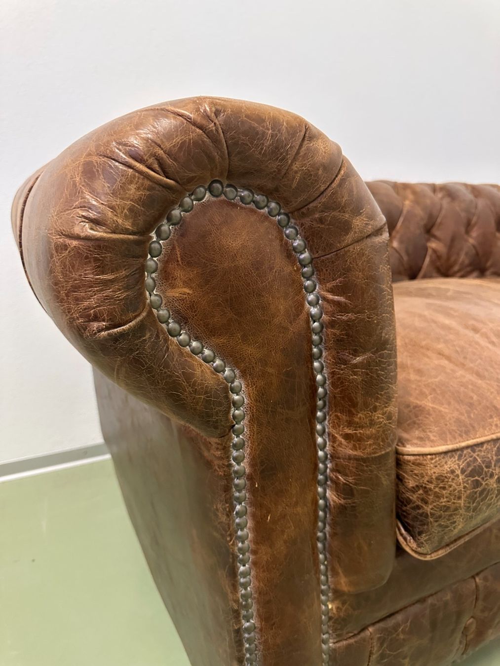 Divani: Chesterfield Echtleder Sofa – Usato da Konolfingen venduto da Bocaboca 3