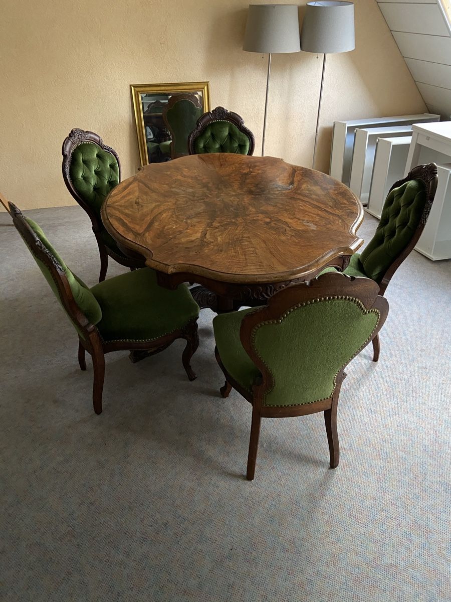 Set di tavolo e panche: Rococo Revival Tisch mit 6 Stühlen und einem passenden Sofa – Usato da Zürich venduto da ralph__ 1