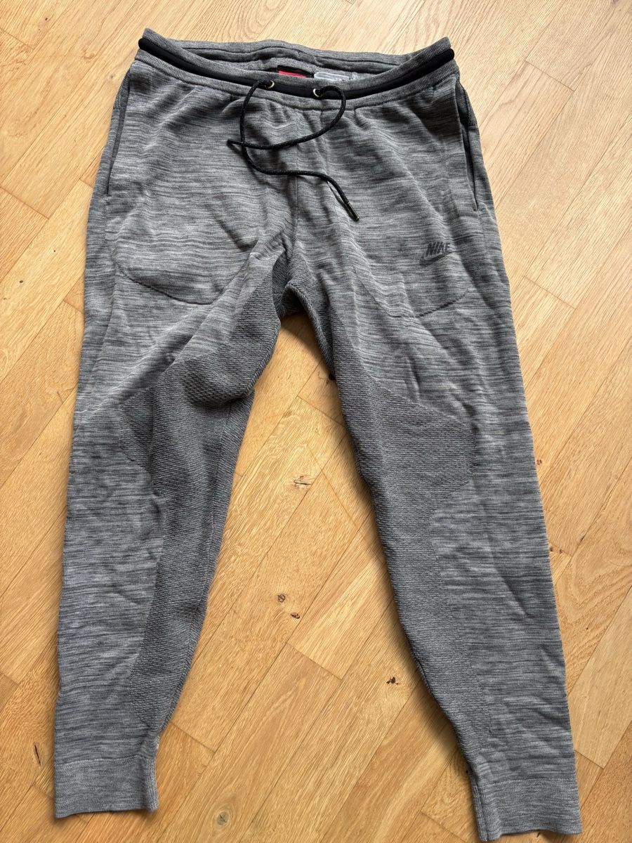 Nike Pantaloni: Jogging NIKE TECH KNIT JOGGER "DARK GREY HEATHER" – Usato da Muri b. Bern venduto da YSA