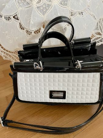 Edle geräumige Handtasche in schwarz weiß