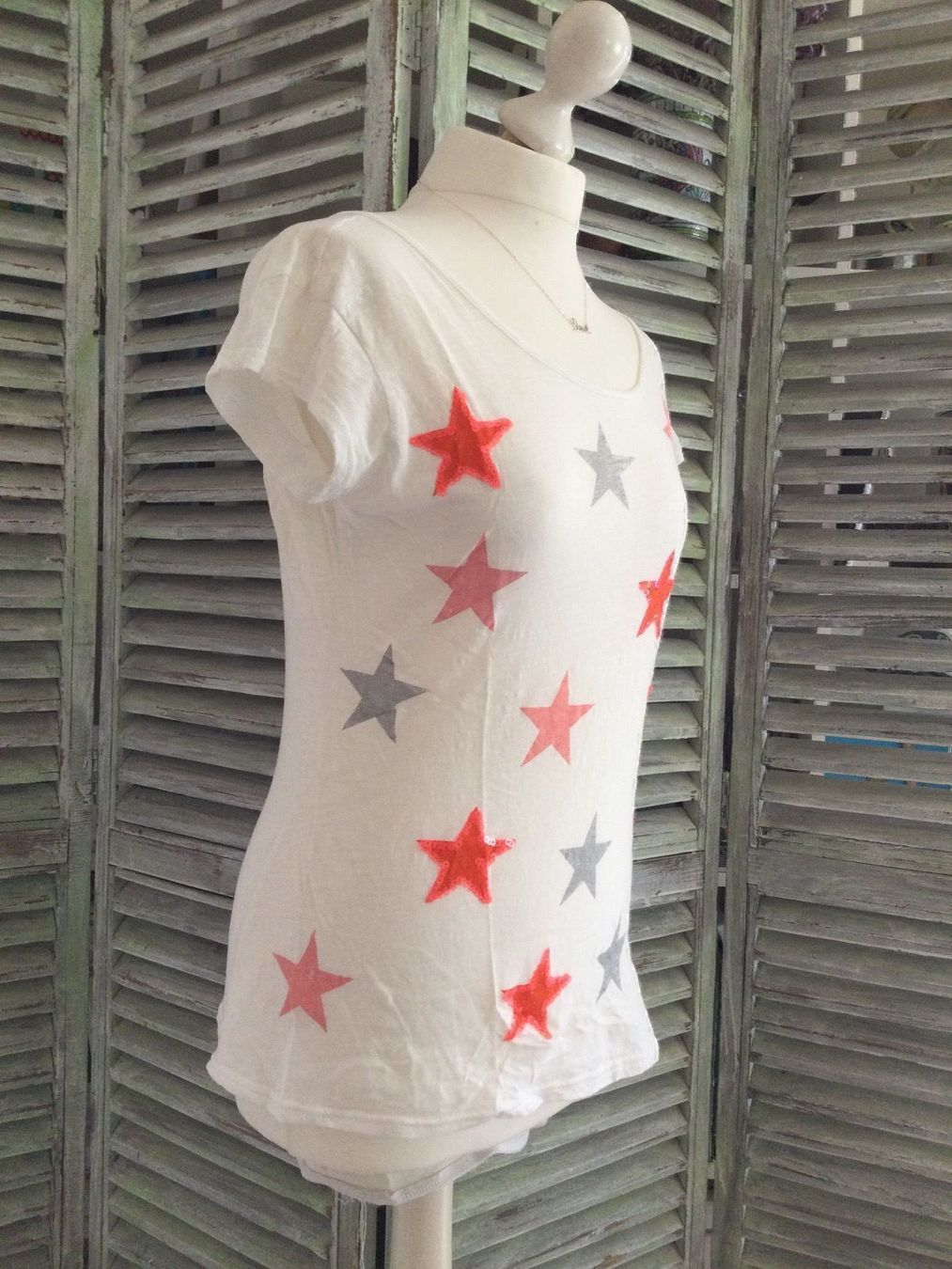 T-shirt: T-shirt blanc motifs ETOILES – Usato da Agiez venduto da chouchanelle 3