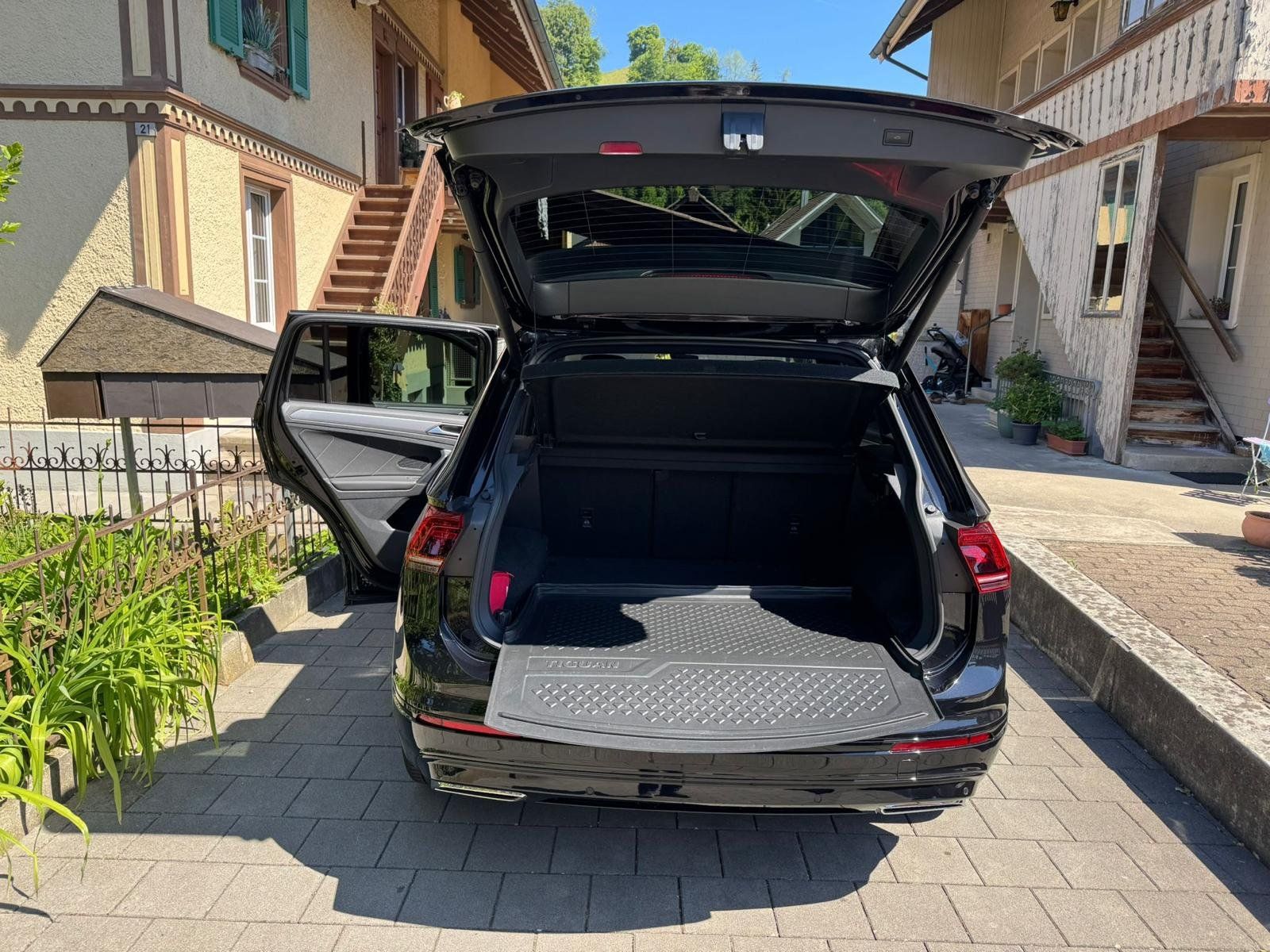VW Automobili: VW Tiguan R-Line 2.0L TSI DSG 4Motion – Usato da Rüegsauschachen venduto da flo.93 3