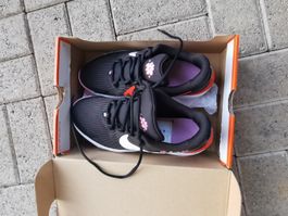 Nike Damen Laufschuhe Gr. 38.5 Neu
