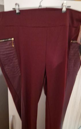 Pantalon bordeaux avec détails en cuir, taille 52