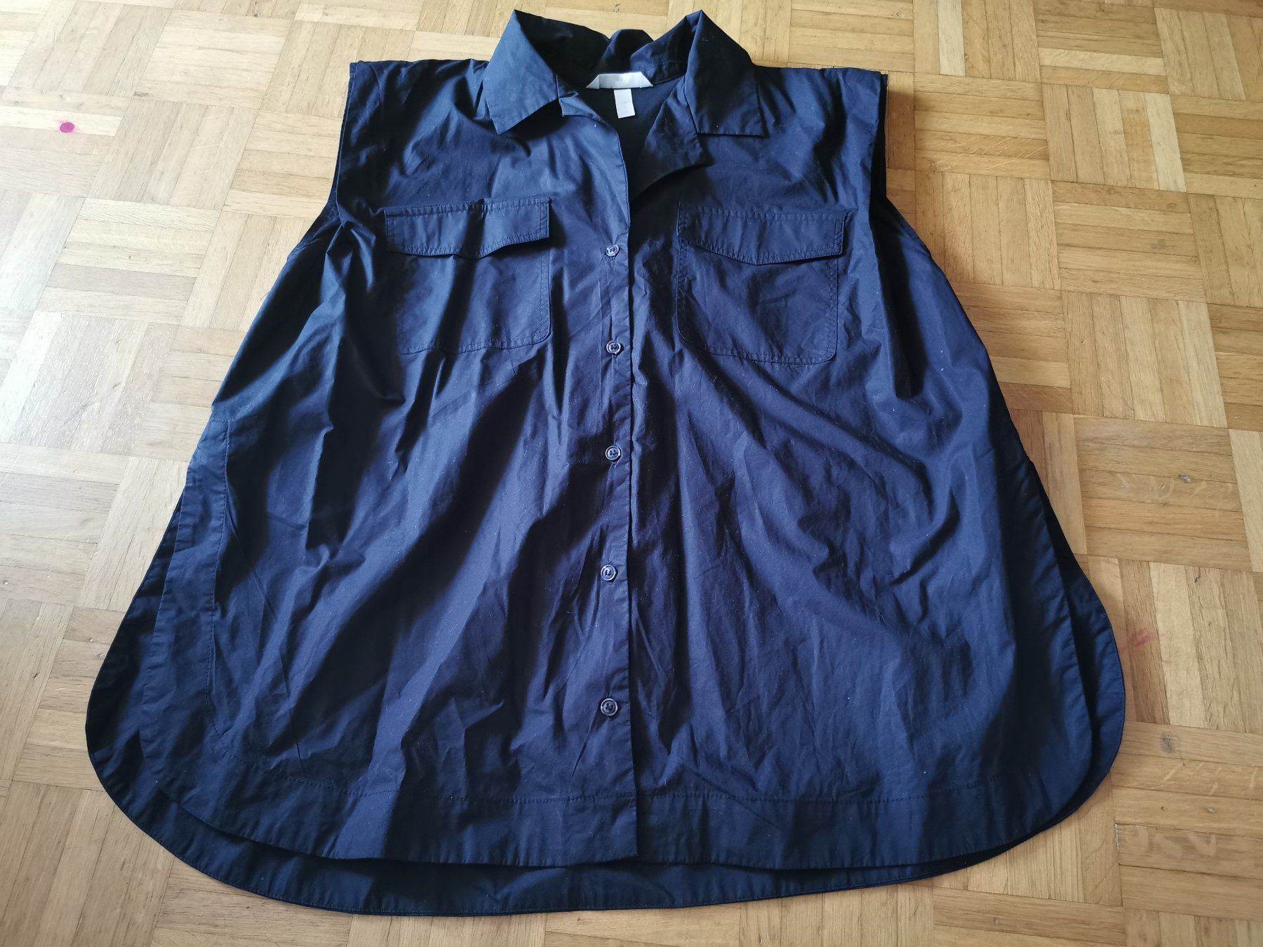 H&M Blusen: Hellblaue und schwarze Blusen Gr. M, eher Oversize – Gebraucht aus Basel von Roundtrip 3