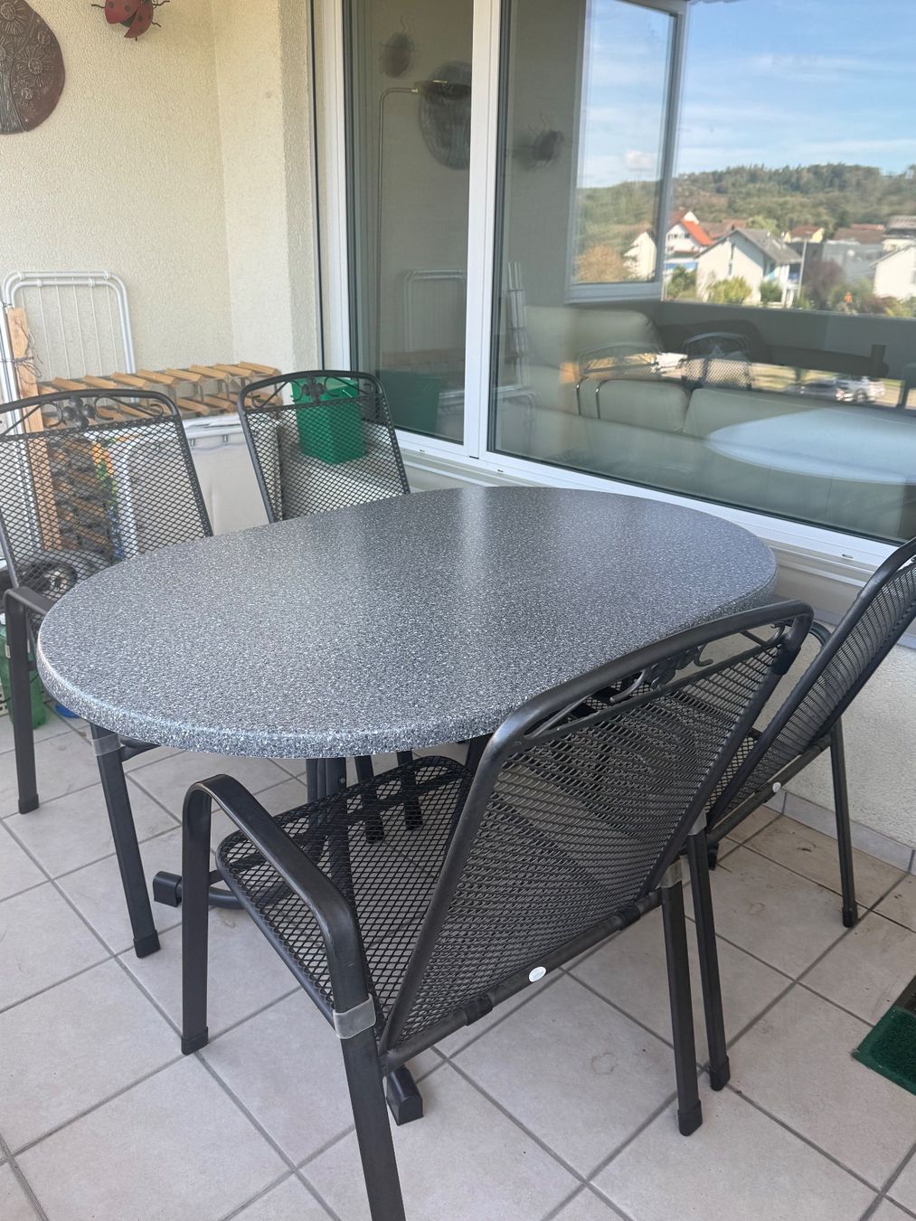Set di tavolo e panche: Gartenset Tisch mit vier Stühlen – Usato da Klingnau venduto da Umweltklinik 8