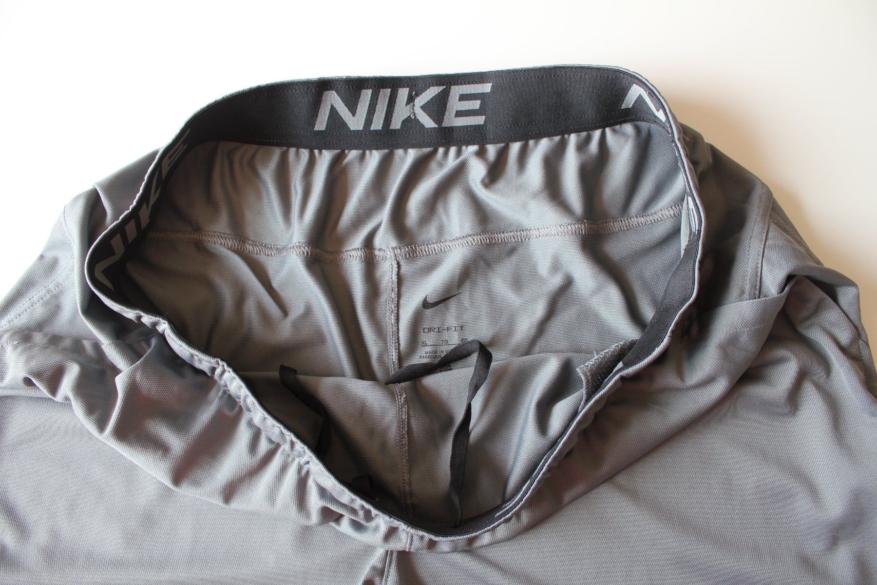 Nike Pantalons: Shorts Nike gris    t. XL – D'occasion à Peseux par Gilloss 3