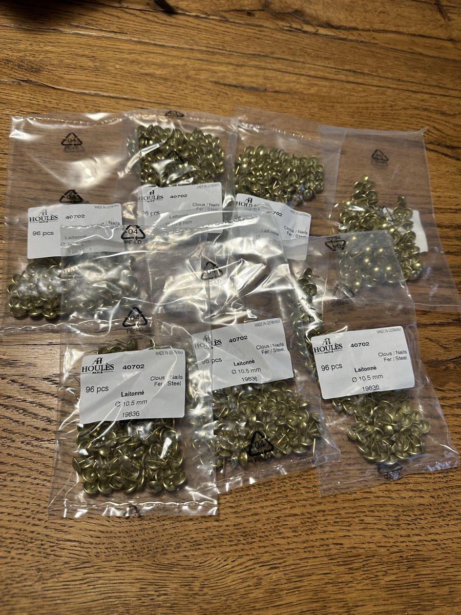 Alle Dekorationen: 672 Stück Polsternägel Messing-Optik. Neu – Neu und originalverpackt aus Winterthur von Cecillib 2