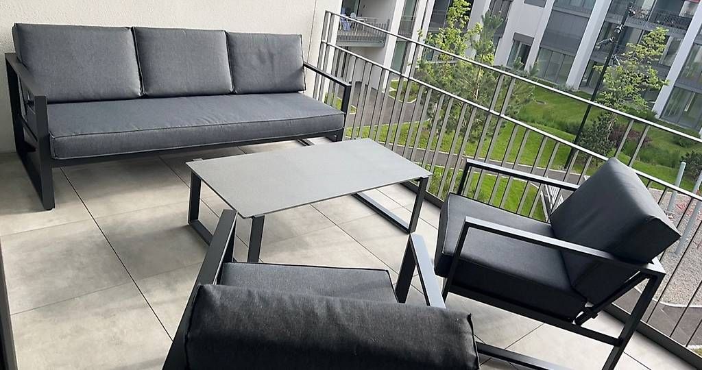 Tavoli: Lounge mit praktischem Beistelltisch – Usato da Bern venduto da Nika_Sh