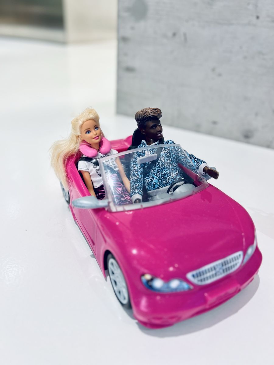 Spielzeuge: Barbie Set, Cabriolet und Wohnzimmer, Kleider – Gebraucht aus Küsnacht ZH von Studjus 2