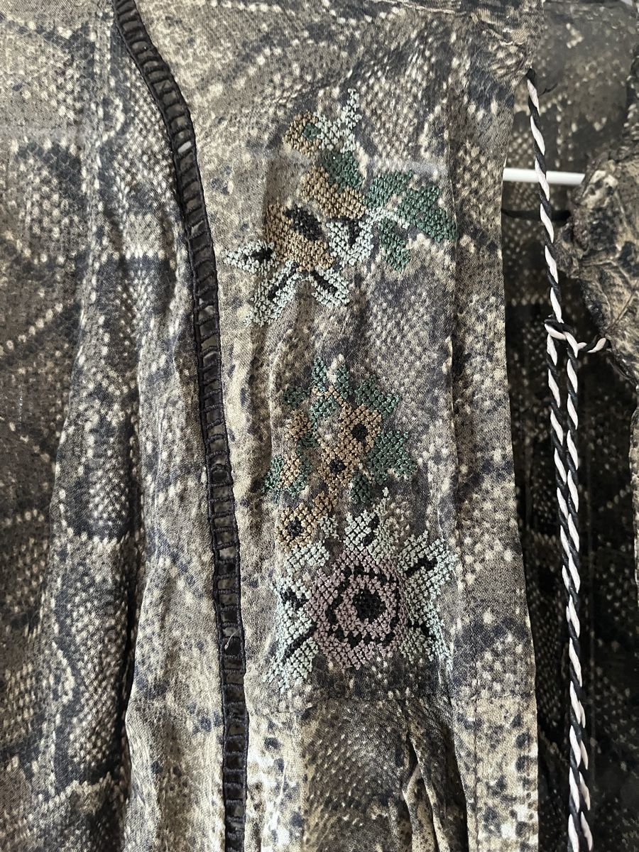Zara Blusen: Blouse imprimé serpent avec fermeture pompon  – Gebraucht aus Fribourg von ine_y5jc 1