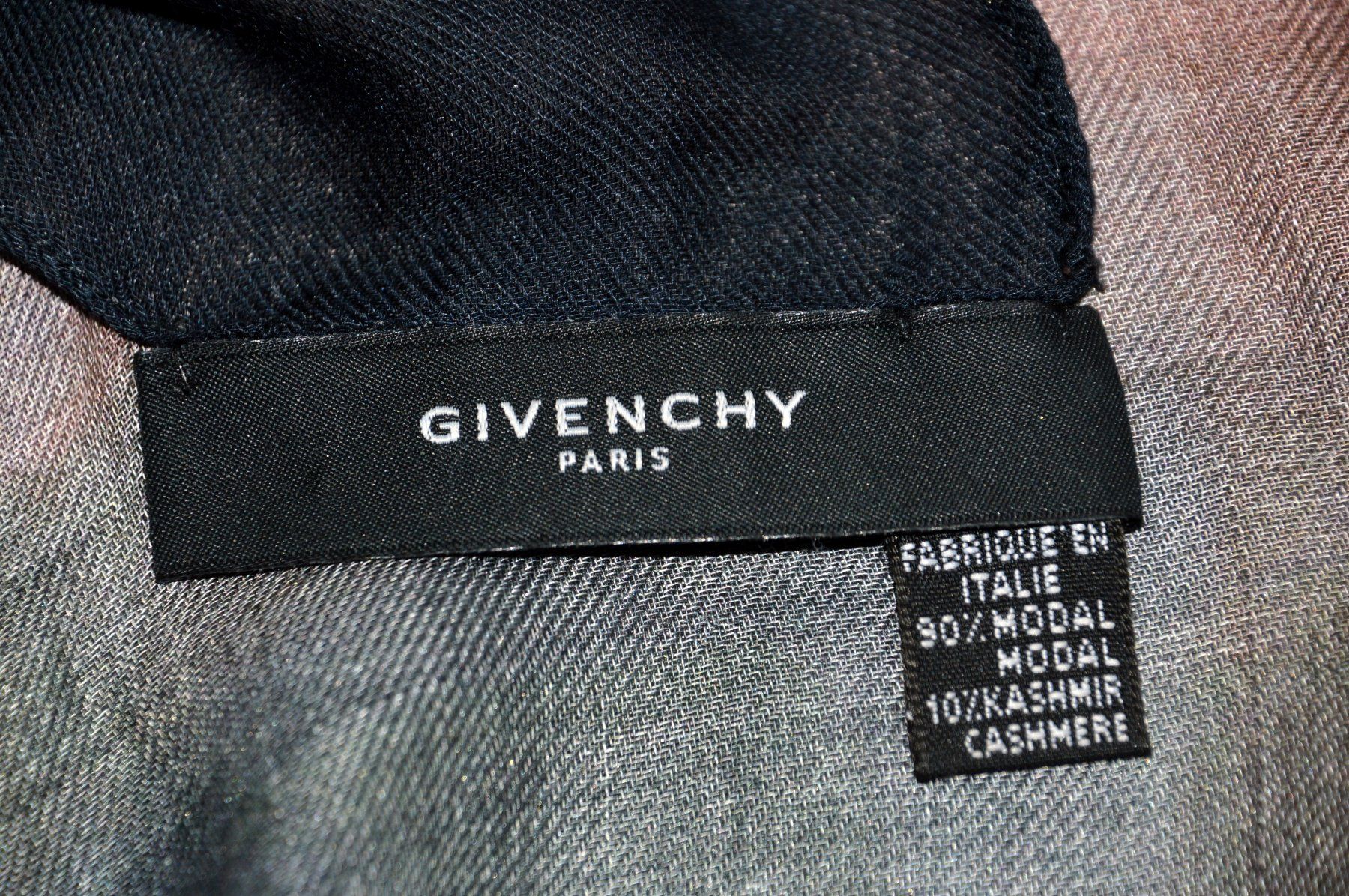 Givenchy Foulard & Sciarpe: Schal Givenchy châle – Nuovo e nell'imballaggio originale da Collonges venduto da arashee 1