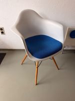 Vitra Plastic Armchair mit Sitzpolster und Holzuntergestell