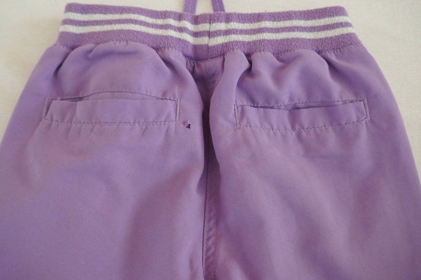 Pantaloni: Schmucke violette Sommerhose, Gr. 116 – Usato da Horgen venduto da Feli39 2