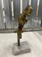 Somchai Papagei Skulptur aus Bronze auf Marmorsockel.