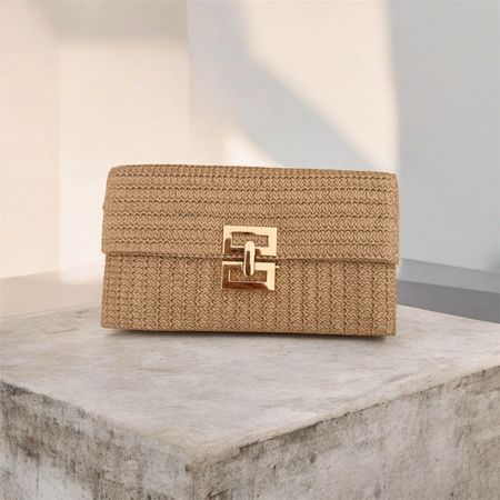 Elegante Stroh-Clutch mit goldenem Verschluss für den Sommer