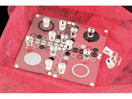 Echtglas-Trinkspiel "Ludo" inklusive 16 Mini-Schnapsgläsern