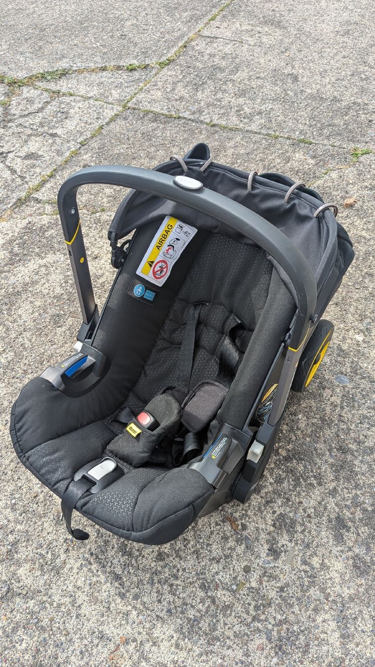 Doona Kinderwagen: 3 items: Doona+ Car Seat Stroller & Base & sunshade, Black – Gebraucht aus Meilen von altt 3