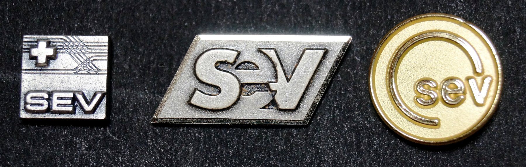 Placchette & Badge: SEV-Abzeichen drei Generationen – Usato da Lenk im Simmental venduto da Ruedauph